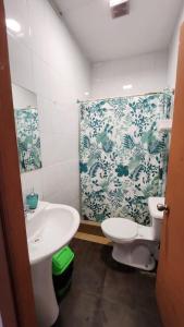 W łazience znajduje się umywalka, toaleta i prysznic. w obiekcie Residencial F y V Spa w mieście Rancagua