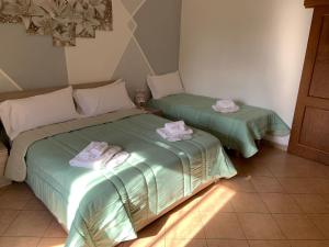 two beds sitting next to each other in a room at The Crazy House in Catania