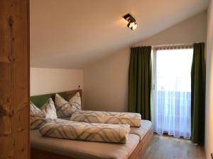 1 Schlafzimmer mit 2 Betten und einem Fenster in der Unterkunft Ferienwohnung Neubau in Alpbach