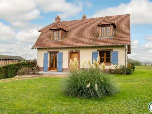 mały biały dom z brązowym dachem w obiekcie Gîte Ernemont-Boutavent, 5 pièces, 7 personnes - FR-1-526-28 