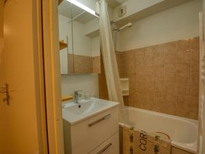 Een badkamer bij Appartement Morillon Village, 2 pièces, 5 personnes - FR-1-642-63