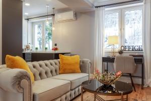 a living room with a couch and a table at BOMBONIERKA Apartamenty in Krynica Zdrój