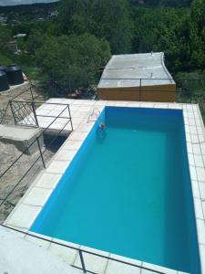 a blue swimming pool on top of a house at Casa de Alquiler 1 in Tanti