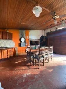 eine Küche mit einem Tisch und Stühlen im Zimmer in der Unterkunft El bagual hostería in Suipacha