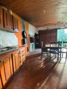 eine Küche mit einem Tisch und einem Esszimmer in der Unterkunft El bagual hostería in Suipacha