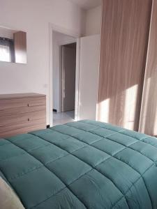 ein Schlafzimmer mit einem großen blauen Bett in einem Zimmer in der Unterkunft Dimora Elisabetta casa a pochi passi dal mare in Pontecagnano