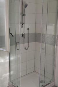 eine Dusche mit Glastür im Bad in der Unterkunft Dimora Elisabetta casa a pochi passi dal mare in Pontecagnano