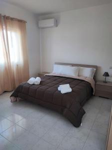 ein Schlafzimmer mit einem Bett mit zwei Handtüchern darauf in der Unterkunft Dimora Elisabetta casa a pochi passi dal mare in Pontecagnano