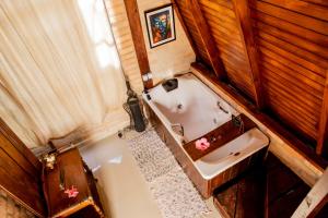 uma casa de banho com uma banheira e um lavatório em CHALE DAS ESTRELAS em Piçarras