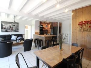 cocina y sala de estar con mesa y sillas en Gîte Lys-Haut-Layon, 3 pièces, 6 personnes - FR-1-622-30, en Vihiers