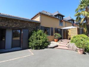 una casa con una palmera delante de ella en Gîte Lys-Haut-Layon, 3 pièces, 6 personnes - FR-1-622-30, en Vihiers