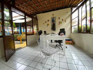 タマンダレーにあるPousada das Acáciasの白い机と椅子のあるオフィス