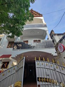 een wit gebouw met een poort ervoor bij Unpack Hostel in Pondicherry