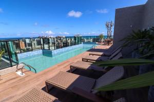 Bazen u objektu Apartamento luxuoso e completo há 500m da praia Ponta Verde! ili u blizini