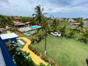 una vista aérea de una casa con patio y piscina en Pousada das Acácias, en Tamandaré