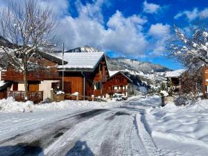 Obiekt Appartement cosy au pied des pistes avec piscine, balcon et parking privé - FR-1-505-170 zimą