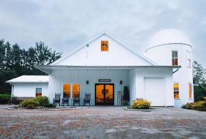 a white barn with a observatory on top of it at Farmhouse Suites by Amish Country Lodging in Millersburg