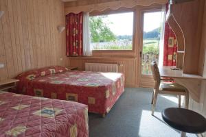 Voodi või voodid majutusasutuse Etoile des Neiges Hôtel et Piscine toas