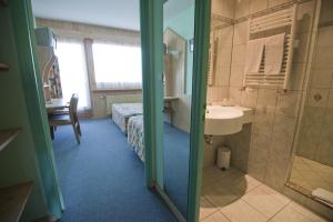 Vannituba majutusasutuses Etoile des Neiges Hôtel et Piscine