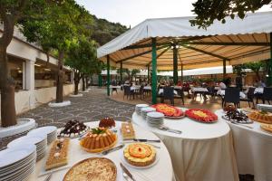 - une table avec des gâteaux et des tartes au-dessus des tables dans l'établissement Grand Hotel Parco del Sole - All Inclusive, à Sorrente