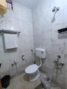 Unpack Hostel的一间浴室