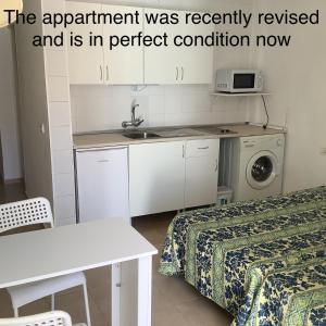 a kitchen with a bed and a sink in a room at Piscina directa in Playa Fañabe