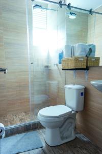 Un baño de Apto nuevo a 5 min de CC Centro Mayor