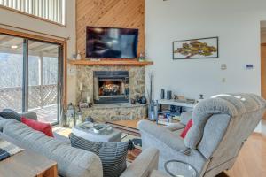 Predel za sedenje v nastanitvi Maggie Valley Mountain Escape with Fireplace and Deck!