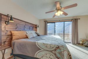 מיטה או מיטות בחדר ב-Maggie Valley Mountain Escape with Fireplace and Deck!