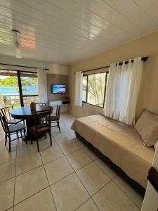 um quarto com uma cama e uma mesa com uma televisão em Light Beach Residence em Florianópolis