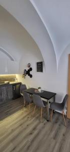 Studio apartmán Kežmarok في كيجماروك: مطبخ وغرفة طعام مع طاولة وكراسي