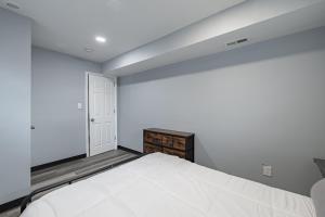 A bed or beds in a room at Modern Updated Two Bedroom Condo