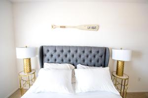 um quarto com uma cama com lençóis brancos e 2 candeeiros em Bay Views & Gaslamp/Little Italy/Convention 1BD em San Diego