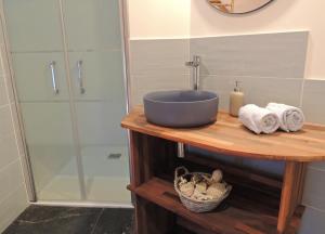 Baðherbergi á Céshap - Chambres d'hôtes avec Jacuzzi