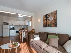 sala de estar y cocina con sofá y mesa en Marousi Cozy Apartment, en Atenas