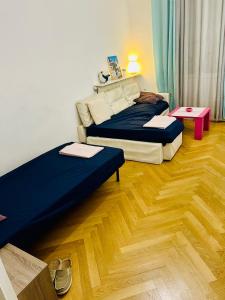 Duas camas num quarto com piso em madeira em Saxe Cosy Garibaldi em Lyon