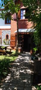 a building with a walkway in front of a house at "Cerquita del Mar" Casa para 9 personas zona centro Villa Gesell in Villa Gesell