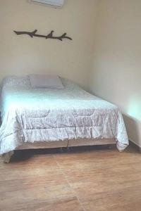 1 dormitorio con 1 cama con 2 pájaros en la pared en Casa Quintal en Bonito