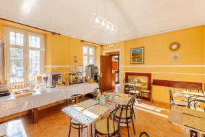 una cocina con mesas y sillas en una habitación en Hotel Castello, en Turín