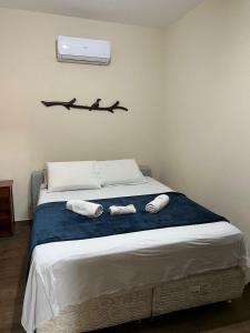 1 dormitorio con 1 cama con 2 toallas en Casa Quintal en Bonito