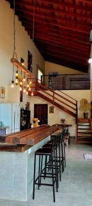 un bar con un montón de taburetes en una habitación en Casa Quintal en Bonito