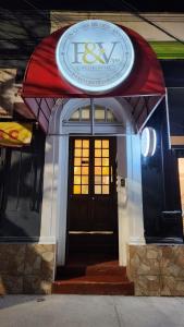 una puerta de entrada de un restaurante con un cartel en Residencial F y V Spa, en Rancagua