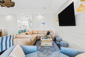 ein Wohnzimmer mit einem Sofa und einem TV in der Unterkunft The Boating, Fishing, and Gaming Retreat in Hackberry