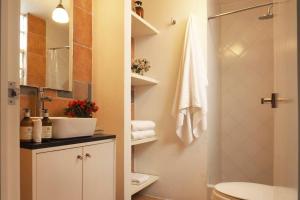 e bagno con servizi igienici, lavandino e doccia. di Comfort Mérida By The Local Way a Città del Messico