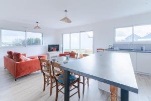 Foto dalla galleria di TY NEVEZ - Jolie maison neuve avec petite vue mer a Saint-Pabu