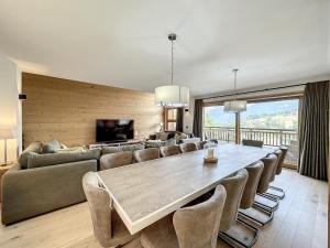 コンブルーにあるChalet de Luxe 6 Chambres avec Piscine et Bien-Être à Combloux - FR-1-560-107のリビングルーム(大きな木製テーブル、ソファ付)