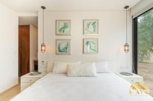 トゥルムにあるPanoramic 108C Lux 1BR Large Condo in La Veletaのベッドルーム1室(壁に3枚の写真が飾られた白い大型ベッド1台付) +48枚の写真