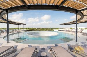 トゥルムにあるPanoramic 108C Lux 1BR Large Condo in La Veletaのスイミングプール(椅子付)、プールバイザー