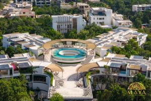 トゥルムにあるPanoramic 108C Lux 1BR Large Condo in La Veletaのプールのあるリゾートの航空写真