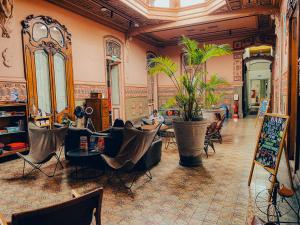 Um restaurante ou outro lugar para comer em Viajero Lima - Barranco Hostel